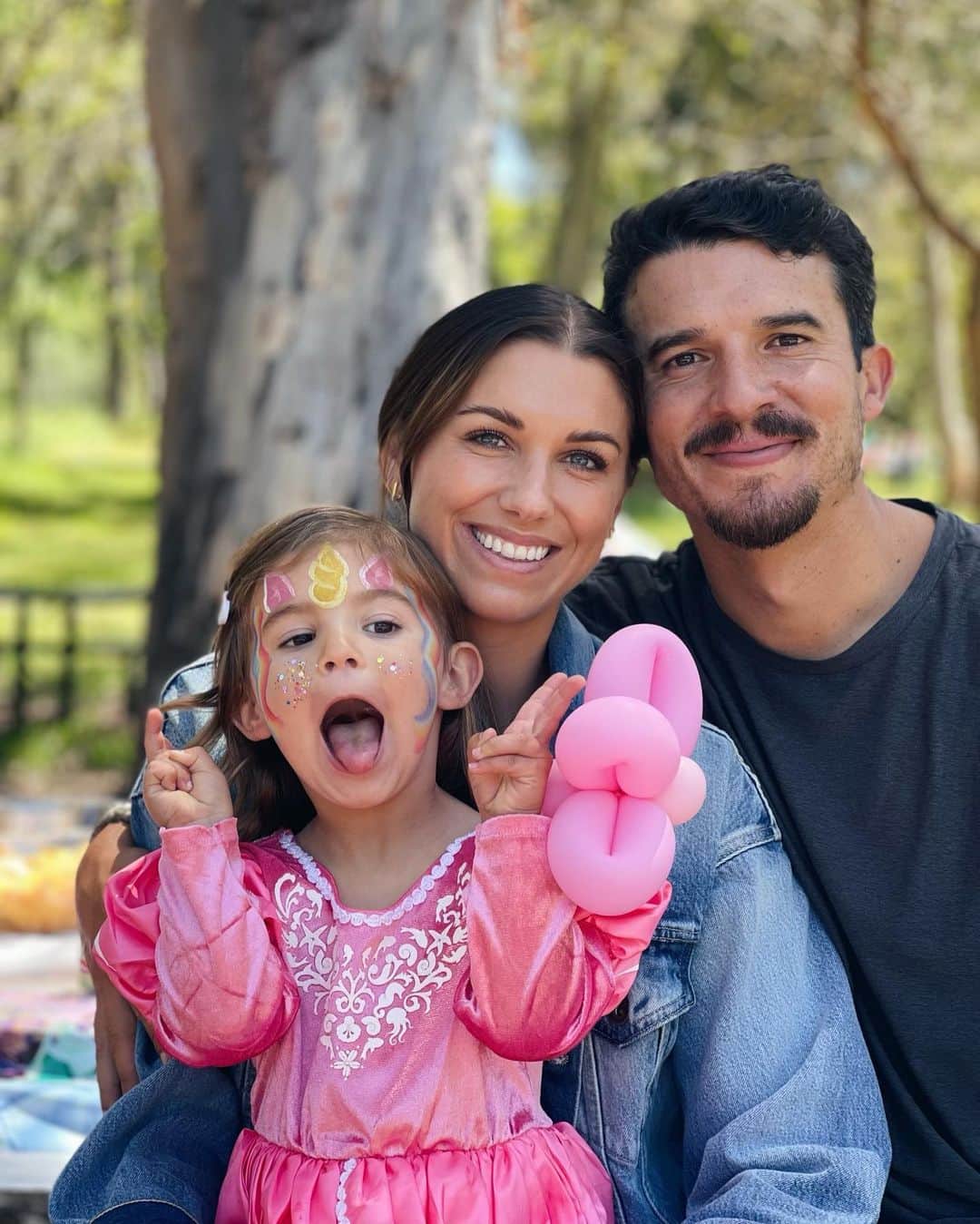 アレックス・モーガンのインスタグラム：「And just like that, our girl is 3! Shes officially entered the princess era 🧜🏽‍♀️🧚✨」