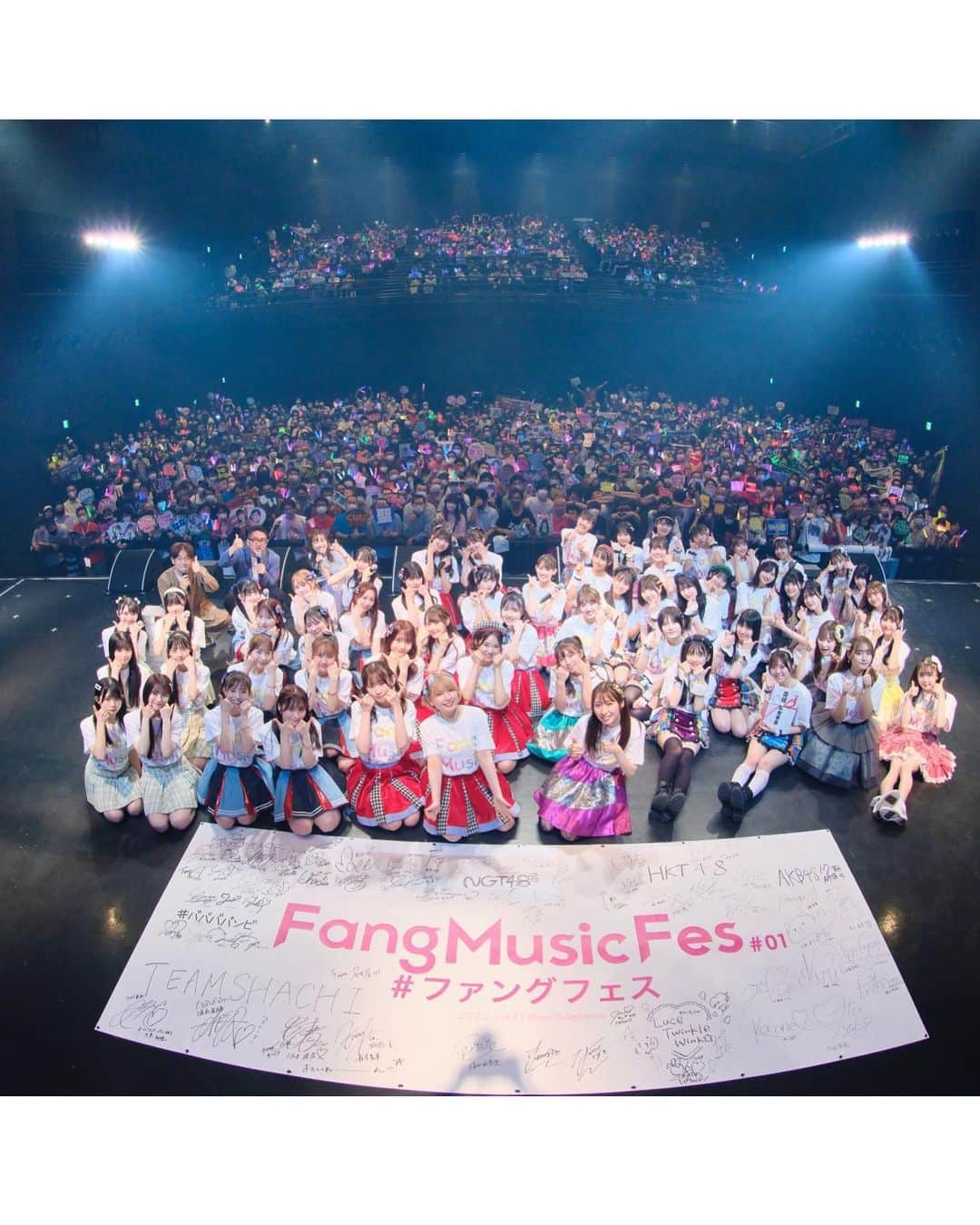 須田亜香里さんのインスタグラム写真 - (須田亜香里Instagram)「2023年5月4日 Fang Music Fes のMCを務めさせていただきました🎀  アイドル卒業しても、アイドル界と関わらせてもらいたい…という目標が叶っていて本当に嬉しい。。 アイドルちゃんも、ファンの皆様も、すっごく素敵だった。 あかりんコールも嬉しかったな。 ありがとうございました🥰  いっぱい悩んで転んで強くなっての繰り返しだったアイドル人生があるからこそ、それがゼロにならない活動も想いを持ってやれたらな。と改めて思いました。 そんな私のささやかな目標が、支えてくれた人たちへの恩返しにもなればいいな。  MCという立場でも素直に楽しめたのもなすなかにしのお二人がいてくださったから。 本当にありがとうございました😊 #ファングフェス #アイドル現場のみ #カラコン #継続中」5月11日 0時31分 - akarisuda