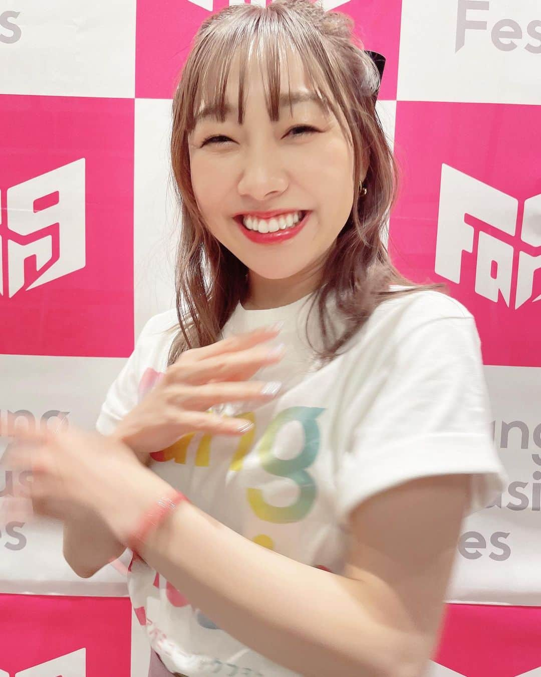 須田亜香里さんのインスタグラム写真 - (須田亜香里Instagram)「2023年5月4日 Fang Music Fes のMCを務めさせていただきました🎀  アイドル卒業しても、アイドル界と関わらせてもらいたい…という目標が叶っていて本当に嬉しい。。 アイドルちゃんも、ファンの皆様も、すっごく素敵だった。 あかりんコールも嬉しかったな。 ありがとうございました🥰  いっぱい悩んで転んで強くなっての繰り返しだったアイドル人生があるからこそ、それがゼロにならない活動も想いを持ってやれたらな。と改めて思いました。 そんな私のささやかな目標が、支えてくれた人たちへの恩返しにもなればいいな。  MCという立場でも素直に楽しめたのもなすなかにしのお二人がいてくださったから。 本当にありがとうございました😊 #ファングフェス #アイドル現場のみ #カラコン #継続中」5月11日 0時31分 - akarisuda