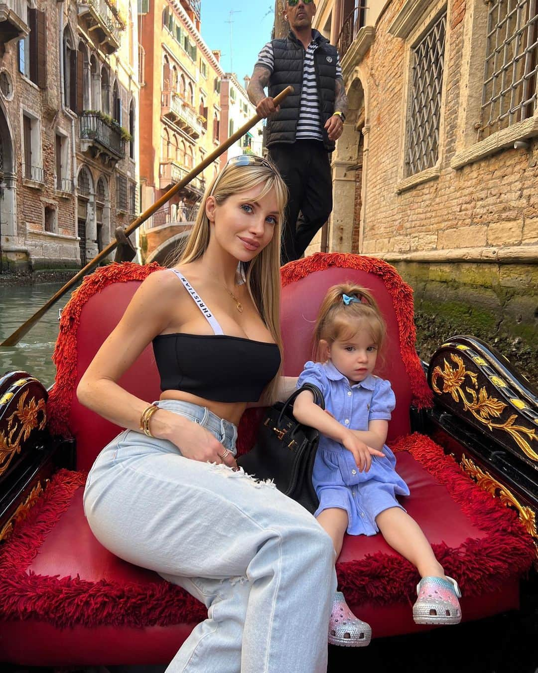 Amanda Leeのインスタグラム：「Kaia’s first gondola ride and all she cared about was stealing mommy’s bag」