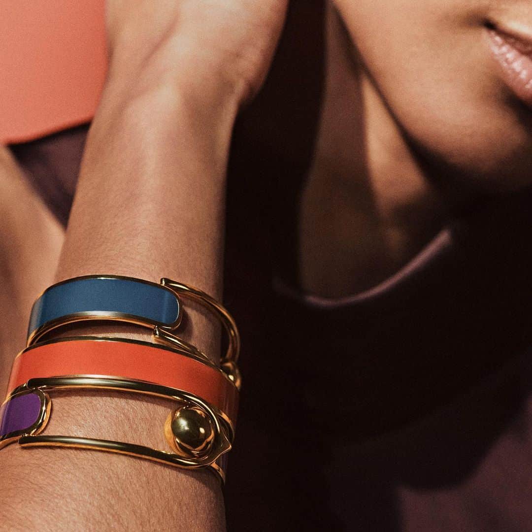 グーセンス パリのインスタグラム：「Goossens revisits its iconic Boucle bracelet in an enameled version.  #goossensparis」