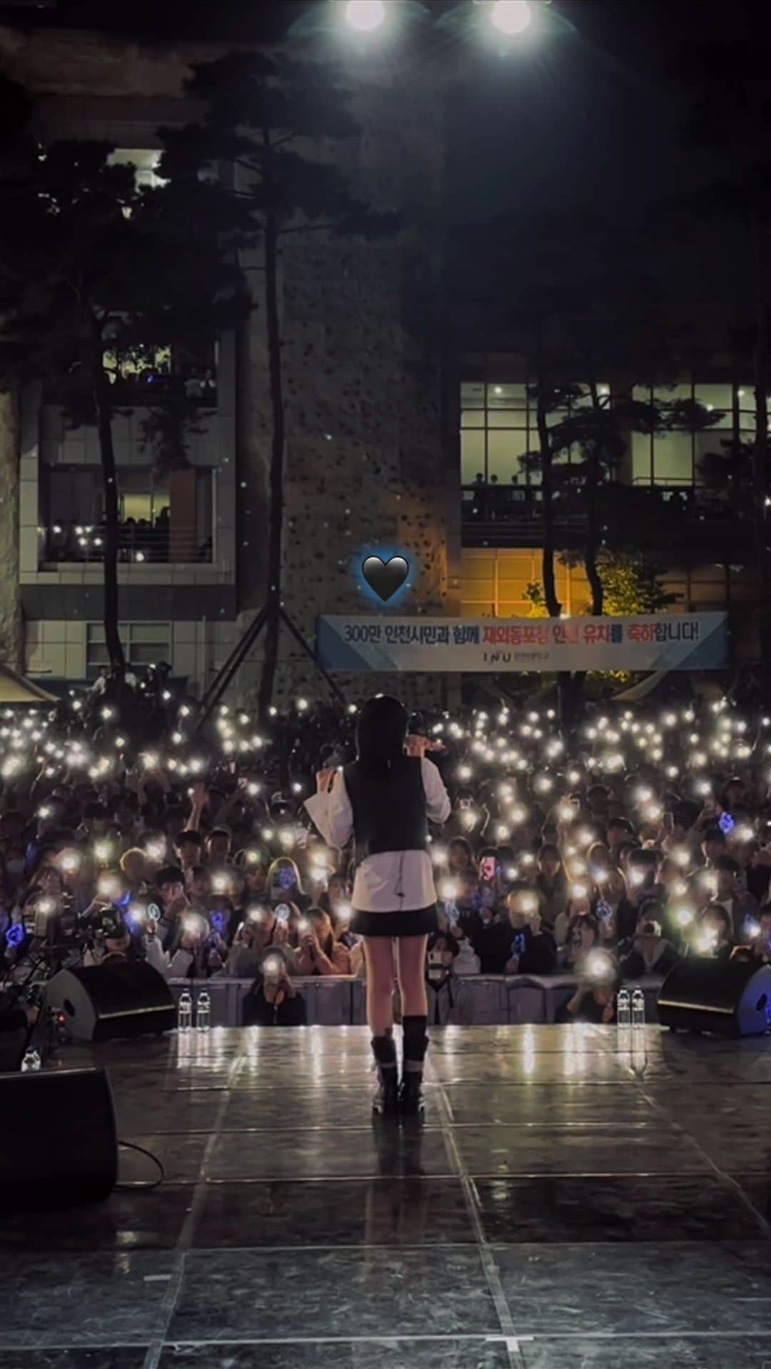 Heizeのインスタグラム：「이번 봄 저의 첫 축제 #인천대학교 ! 만나서 반가웠고요, 반짝반짝.. 눈을 감아도 떠 올라요.. , ✨ 과잠 준 행정학과 채여니 고맙고, 응원봉 강민 ~~~ 행복하세요 >.< 또 만날 수 있다면 좋겠습니다 인천대 ~ 💗💗💗」