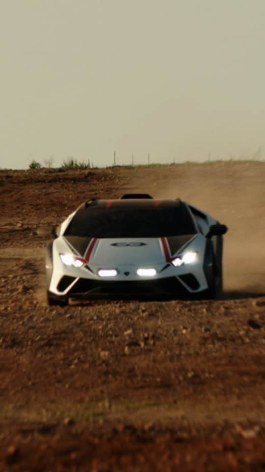 ランボルギーニのインスタグラム：「Where others see just dust, we see a playground for Huracán Sterrato.  #Lamborghini #HuracanSterrato #BeyondTheConcrete __ Huracán Sterrato: fuel consumption combined: 14,9 l/100km (WLTP); CO2-emissions combined: 337 g/km (WLTP)」