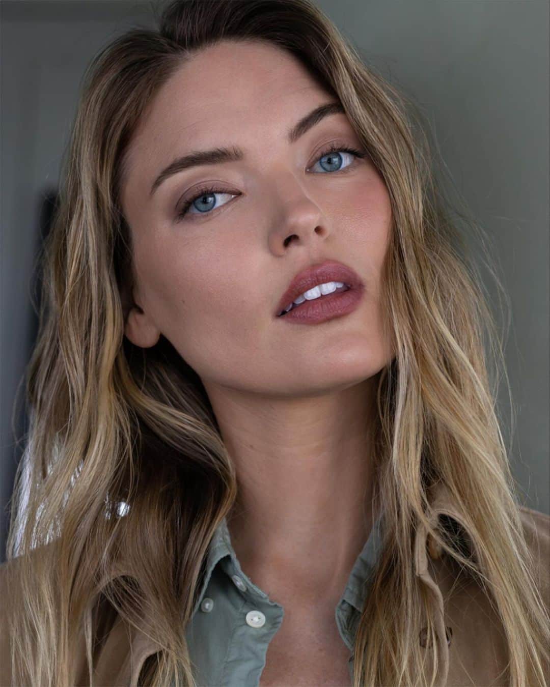 Carolina Gonzalezのインスタグラム：「🌾M A R T H A🌾  Effortless and fresh faced @marthahunt this morning  Stylist @emmajademorrison  Hair @blakeerik  #MakeupByMe @cgonzalezbeauty  #CGonzalezBeauty  Assisted and photos by @veronicagaona    BREAKDOWN:   @eva111skin  Celestial Black Diamond Eye Cream  Celestial Black Diamond Cream       @obaloil  Face Oil    @mariobadescu  Lip Mask    @armanibeauty  Luminous Concealer 4.75, 5.5, 5.75 (through the face)  Eye Tints 18M (whole lid and bottom lash line), 22M (at the base of the lash and bleeding upward)  Lip Power 502 (lightly tapped on)   @westmanatelier  Contour Stick in Biscuit  Baby Cheeks in Petal  Eye Love You Mascara」
