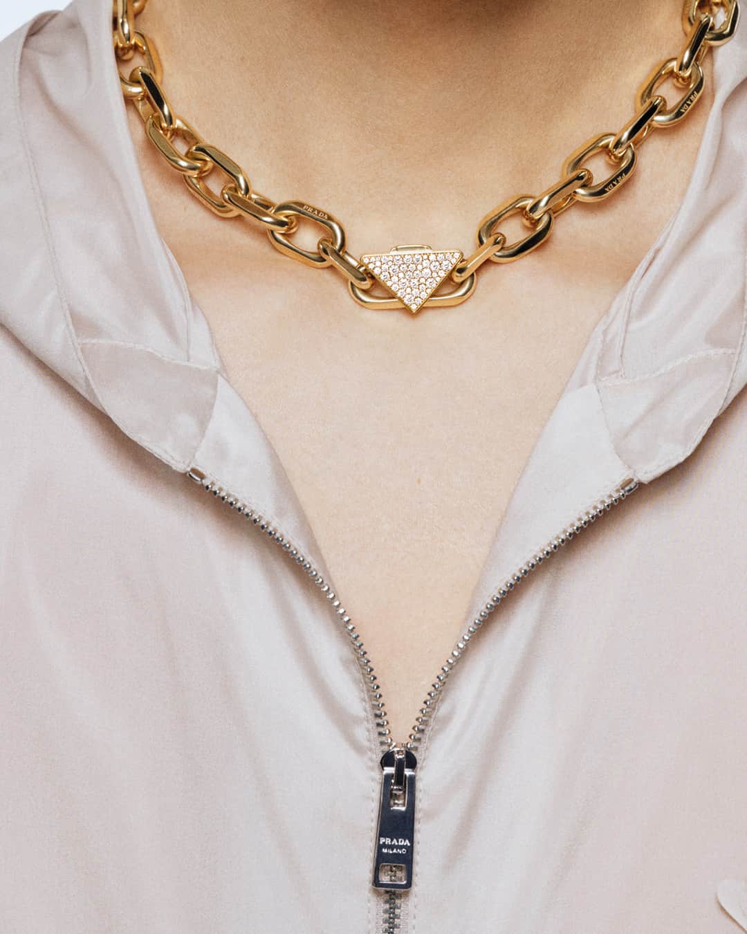 プラダさんのインスタグラム写真 - (プラダInstagram)「A Prada Catena’s necklace or bracelet pendant is also its clasp, a reinvention of the iconic Prada Triangle. Discover more via link in bio. #PradaFineJewelry #Prada」5月11日 1時00分 - prada