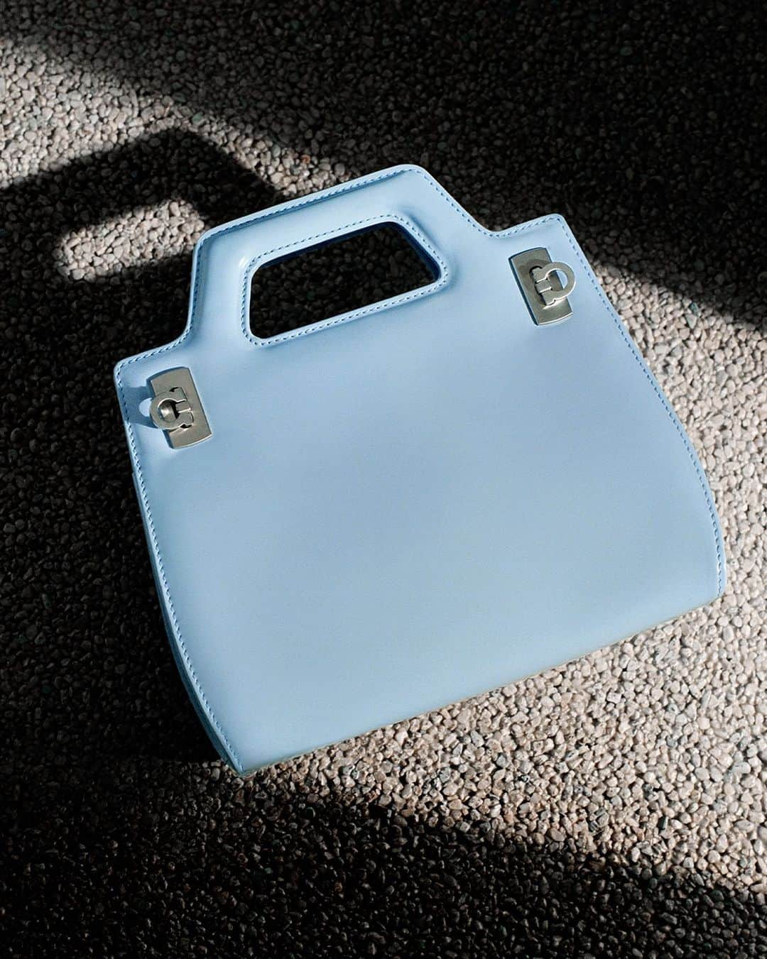 のインスタグラム：「DAYLIGHT. WANDA BAG IN SKY BLUE CALFSKIN.  #FERRAGAMOSS23 #FERRAGAMOWANDABAG」