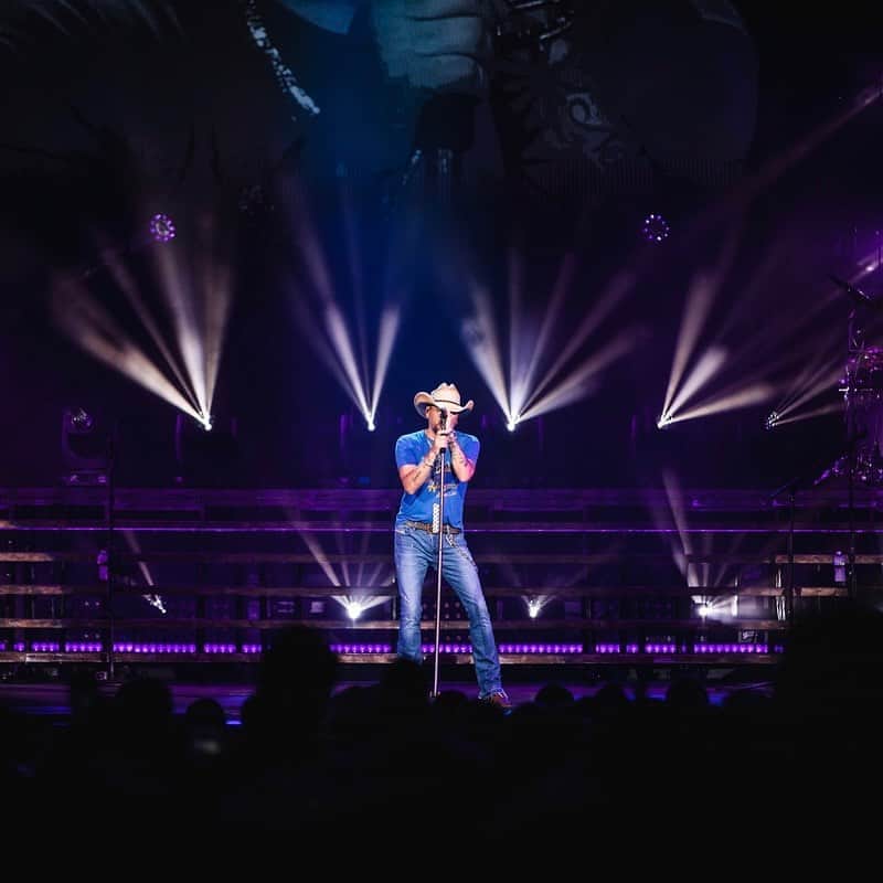ジェイソン・アルディーンのインスタグラム：「Concert Week kicks off today which means u guys can get tickets to come see us on the Highway Desperado Tour for $25 at participating venues. 🔥 Head to the link in bio to get ur tickets while supplies last thru Tues, May 16. Plus, check out the VIP upgrades available at select shows. Can't wait to see y'all on the road!」