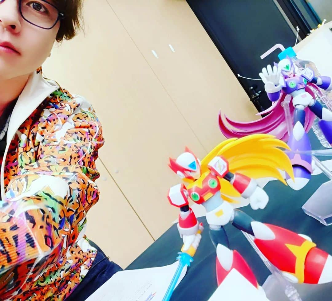 置鮎龍太郎のインスタグラム：「コトブキヤ さんの生配信で、  #ロックマン 関連、そして、 #勇者シリーズ 新作発表でした(^^)/  私の演じて来た役の新作は #ブラックゼロ　と、 #スーパービルドタイガー  楽しみ〜ふっふ〜♪  チラシは、#地獄先生ぬーべー アニメでお世話になった #加々美高浩 さんの、リアル可動ハンドモデル！  クラウドファンディング驚異の4800%達成という凄い企画。  私は書籍発売時に鼎談に参加させていただきました。」