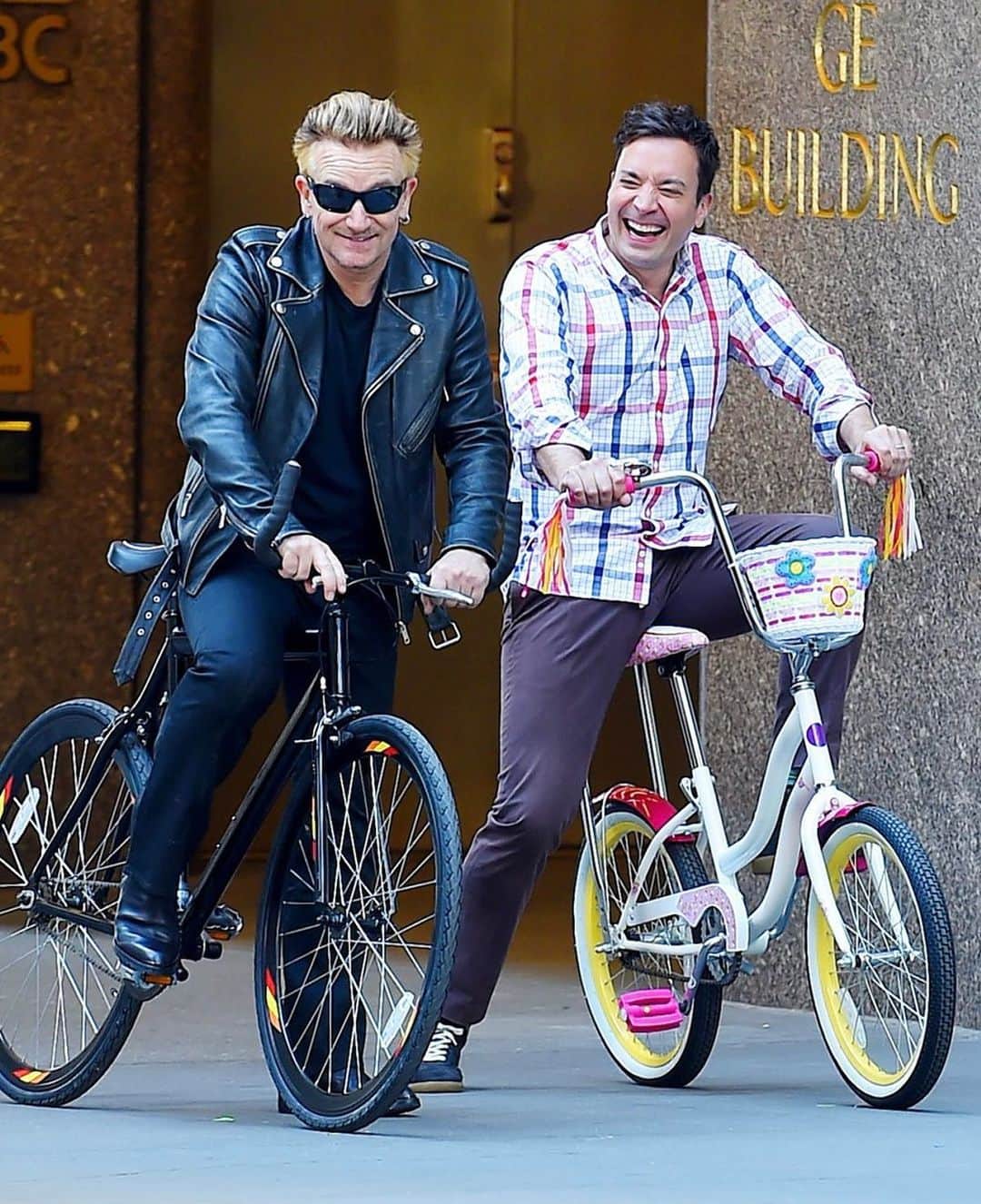 ジミー・ファロンのインスタグラム：「Happy Birthday Bono! (And thank you Edge for letting me borrow your bike.)」