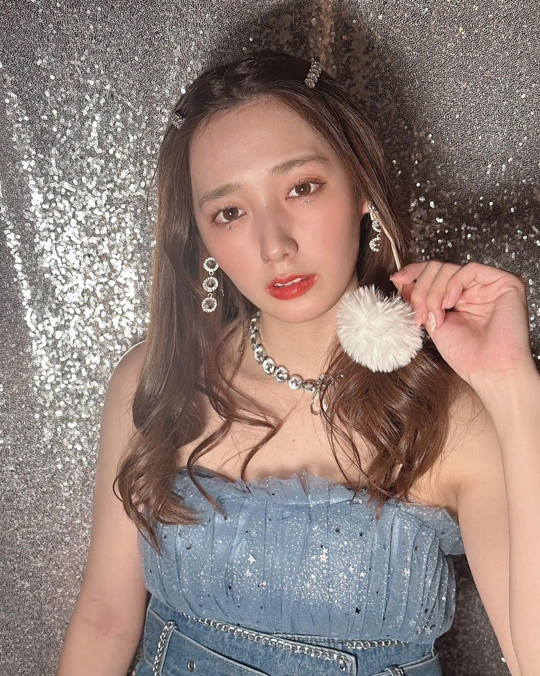 西村彩有里のインスタグラム：「お誕生日プレゼントに韓国アイドル体験させてもらったよ🫶🏻 ヘアメイク自分だけどKPOPアイドルっぽく出来たかな？🥺  今の待ち受けこの時のAGOなんだ〜🥳  #stagea #AGO #韓国アイドル#韓国アイドル体験」