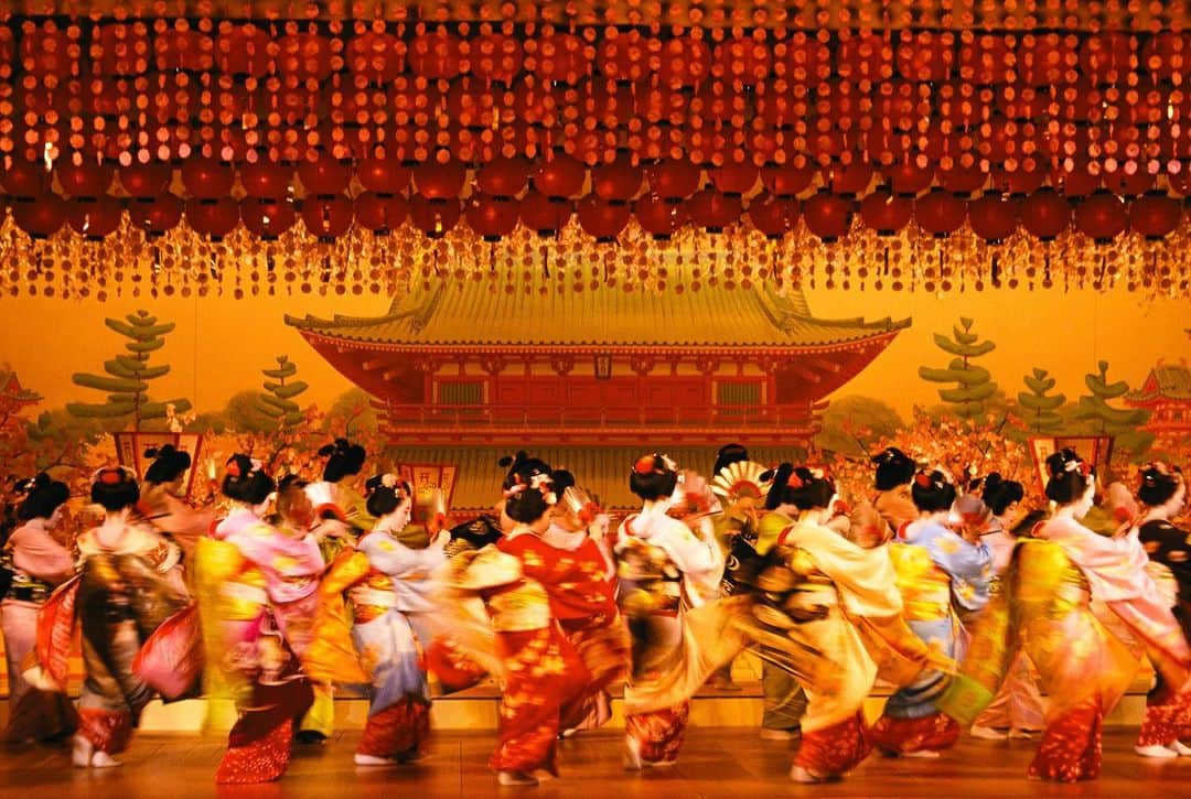 Michael Yamashitaのインスタグラム：「Geisha dancing with its silken sweep of kimonos graces the stage of the Gion Kobu Kaburenjo theater: The annual Miyako Odori is traditionally held in April and May in Kyoto’s Geisha districts. It is an important part of the cultural life of the city, a harbinger of spring and a rare chance for the public to catch a glimpse of the secretive life of the geisha.  With their lavish costumes, ornate hairstyles and elaborate makeup,  the Geisha sing and act out mini-dramas in highly stylized and tightly choreographed dance moves demanding perfect performances. The  performance has a long uninterrupted history (with the exception of the 2 years of covid cancellations) going back to the first performance in 1872.  #geisha #geishadance #gion #kyoto @jodicobbphoto」