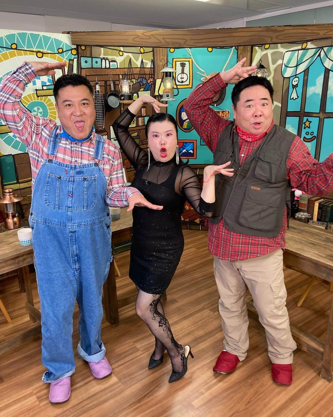 ゆめちゃんのインスタグラム：「ABCテレビ📺🩷 #ザキ山小屋 ゆめちゃん見つけたー！って連絡くれた皆ありがとう❕😆✌🏻毎週金曜日放送だわよぉ〜ん🥰💋💋💋. . . #アンタッチャブル #ザキヤマ さん #ドランクドラゴン #塚地さん #abcテレビ  #ゆめちゃん #アシスタントシカゴ #見逃し配信がないのだけども #関西の方 #是非見て欲シカゴォオ‼️ #若者の間で流行っている #バズってる物を #おふたりに教えるコーナー #2枚のポーズは #バズってるポーズ #何かわかるかな？ #人力舎 #シカゴの女 #芸人 #ディズニー #ミュージカル」