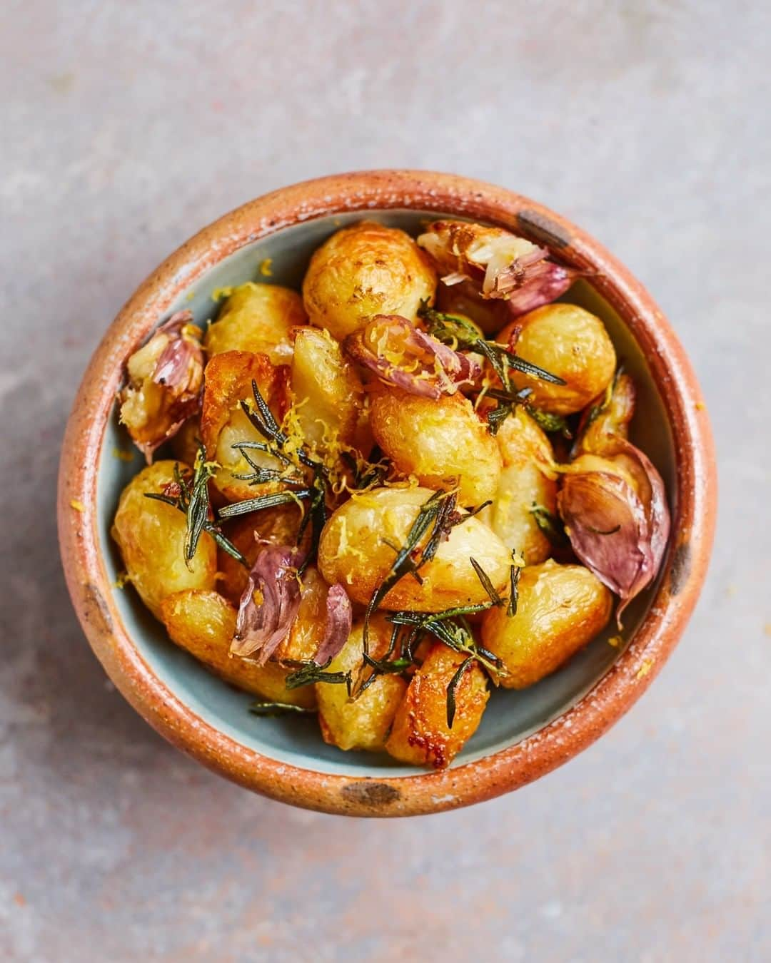 ジェイミー・オリヴァーさんのインスタグラム写真 - (ジェイミー・オリヴァーInstagram)「One of my favourite things about May is that new potatoes and in particular @jerseyroyals are bang in season oh yes!! And we all love a good potato salad! Plus to can also add them to tarts, frittatas, roast them up in all sorts of ways 👉👉👉 just delicious!! All these recipes and more completely for free on my website link in my bio let me know your favourite way to cook up new potatoes this time of year  #inseasonnow #newpotatoes #potatosalad」5月11日 1時15分 - jamieoliver