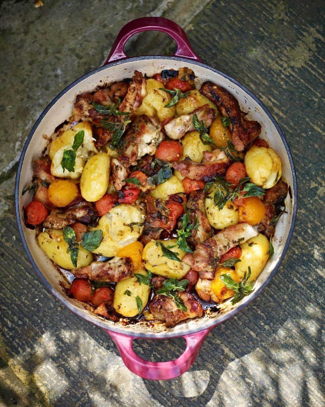 ジェイミー・オリヴァーさんのインスタグラム写真 - (ジェイミー・オリヴァーInstagram)「One of my favourite things about May is that new potatoes and in particular @jerseyroyals are bang in season oh yes!! And we all love a good potato salad! Plus to can also add them to tarts, frittatas, roast them up in all sorts of ways 👉👉👉 just delicious!! All these recipes and more completely for free on my website link in my bio let me know your favourite way to cook up new potatoes this time of year  #inseasonnow #newpotatoes #potatosalad」5月11日 1時15分 - jamieoliver