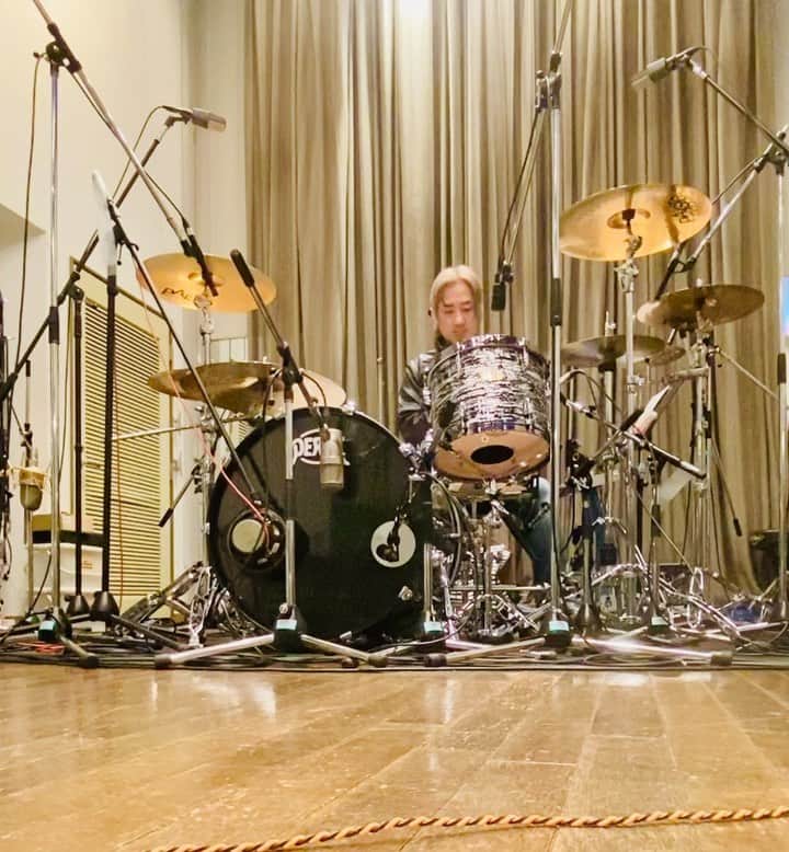 のインスタグラム：「とあるレコーディング 3日目  今日は通算6曲目、最後のリズム録り。  今日の曲はほぼほぼプリプロ状態から始めた曲となりました。  いろいろこねくり回してみんなでアレンジを決めつつRec。  いい感じにまとまりましたわ^ ^ メンバー間の連携を感じる今日のお仕事でした。  本日のSNARE： ・Pearl Masters Maple Complete 14×5.5 ・Pearl MasterCast Hoops ・TAMA Snare Wire Hi-Carbon Steel 42本線 ・REMO CSX  #リズム録り終了  #終わった余韻で帰り際軽ーく叩く俺」