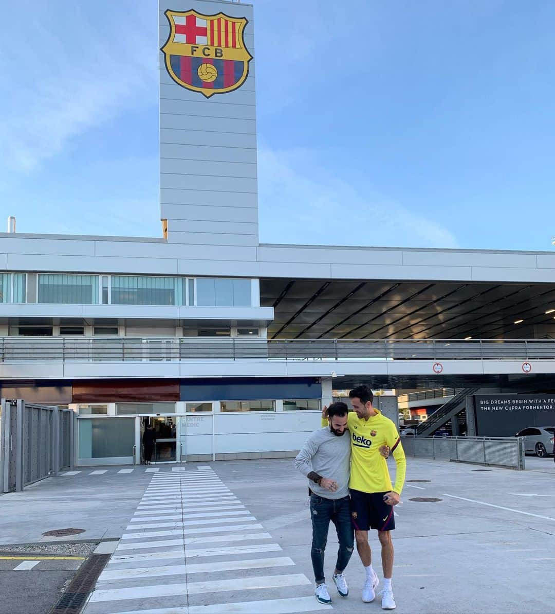 のインスタグラム：「De compartir un sueño y cumplirlo juntos, a convertirte en un ídolo y referente para mi hasta ser el mejor de la historia en nuestra posición. Orgulloso de ti y de todo lo que has logrado por el Barça sin perder ni un poquito de la esencia que mostraste desde el primer día que llegaste al Juvenil B.   Gracias por tanto, Maki @5sergiob. Eres el mejor. Triste porqué te vas, pero feliz por lo que venga.」