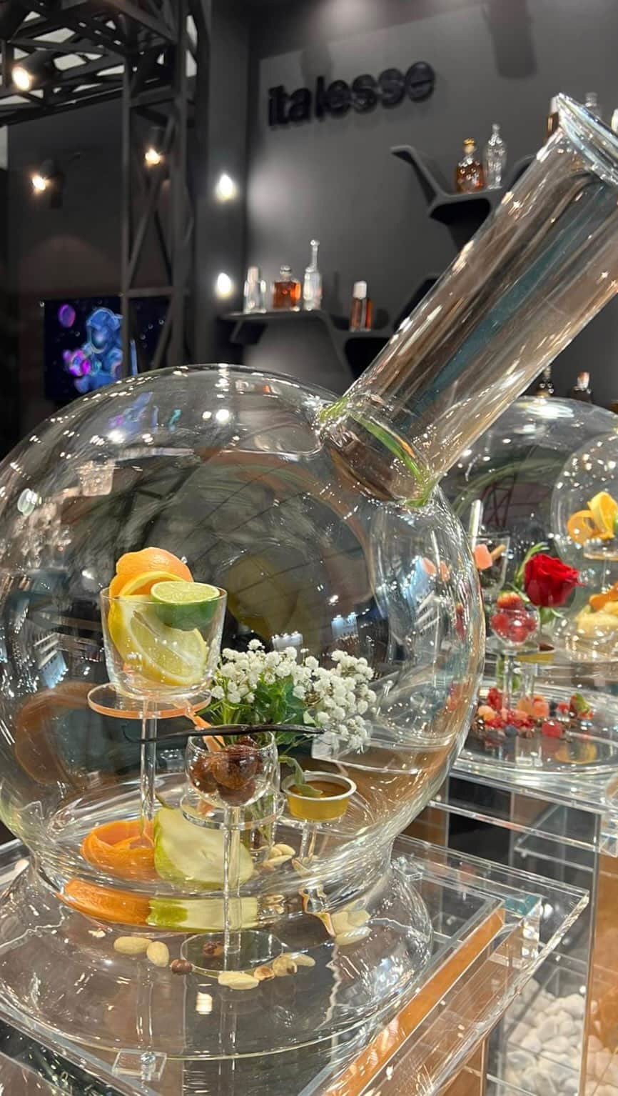 イタレッセのインスタグラム：「Un espositore perfetto per far vivere un’esperienza a 360° del vino e del suo terroir.  Un’esperienza emozionale arricchita dalla possibilità non solo di vedere ma anche di odorare gli aromi che compongo e rendono unico uno specifico vino.   Wine 360° è l’espositore perfetto per percorsi enoturistici, ristoranti ed enoteche.   Contattateci per maggiori informazioni 🥂  #italesse #tastelikeamaster #wine360 #design #wine #winepassion #winetime #winery #winetour #winetourism #wineexperience #hotel #restaurant #winebar #wineemotion #cheers #enjoy」