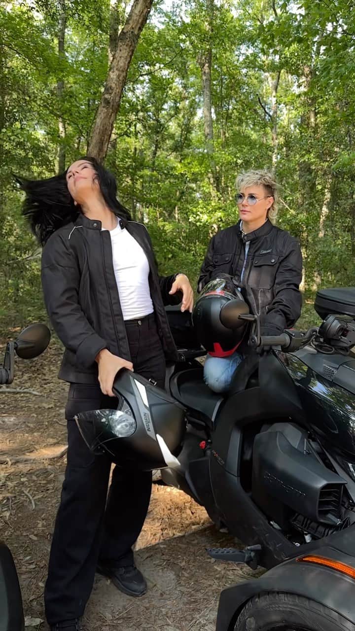 アリ・クリーガーのインスタグラム：「I’m such a biker now.」