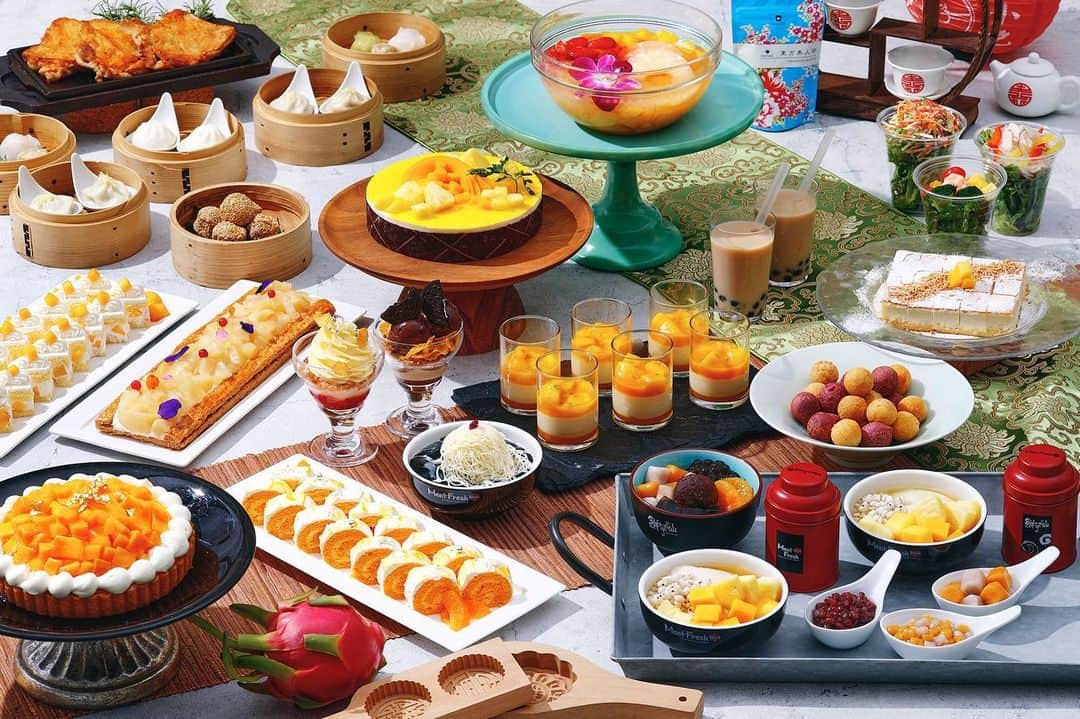 InterContinental Tokyo Bayさんのインスタグラム写真 - (InterContinental Tokyo BayInstagram)「. Join us at Chef’s Live Kitchen for our Taiwan Dessert Buffet, featuring an array of traditional sweets from Taiwanese dessert shop MeetFresh and a special verrine from InterContinental Kaohsiung. This early summer, feed that travel spirit through our Taiwan-themed sweet buffet with your families or loved ones.  シェフズ ライブ キッチンでは、台湾の人気スイーツ店「MeetFresh 鮮芋仙」とのコラボレーションしたデザート＆ライトミールブッフェを開催中です。  煉糖ゼリーや芋園など独特の食感とともに味わう台湾あんみつや、仙草ゼリーのモンブラン、フルーツソースと合わせた豆花（トウファ）など、そのままの味わいを存分にお楽しみいただけます。 ブッフェの始まりには、ファーストディッシュとして台湾の伝統スイーツ、パイナップルケーキをシェフズ ライブ キッチンスタイルでお届け🍍 インターコンチネンタル高雄のシェフ監修の『マンゴーとバニラムースのヴェリーヌ』も並びます🥭 また、点心や台湾定番の屋台フード「QQボール」、シェフズ ライブ キッチン大人気のパリパリチキンなど、充実したライトミールもラインナップし、遅めのランチにもおすすめです。  #ホテルインターコンチネンタル東京ベイ  #インターコンチネンタル東京ベイ  #intercontinentaltokyobay  #intercontinental  #intercontinentallife  #エバー航空  #meetfresh #meetfresh鮮芋仙  #台湾観光局  #インターコンチネンタル高雄 #台湾フェア #台湾グルメ  #台湾料理 #台湾美食  #台湾カフェ #台湾観光  #シェフズライブキッチン #chefslivekitchen #高雄洲際酒店  #マンゴー #芋園 #モンブラン #仙草ゼリー  #タピオカミルクティー #豆花 #QQボール #パイナップルケーキ #台湾あんみつ」5月11日 1時22分 - intercontitokyobay