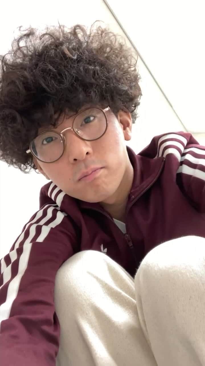 のインスタグラム：「5月18日のあやかりライブの告知を三角座りの角度でお届けした男。」