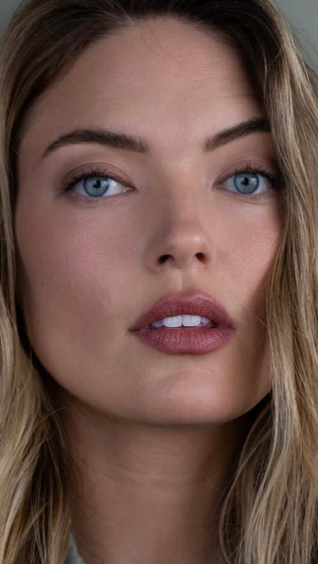 Carolina Gonzalezのインスタグラム：「🌾M A R T H A🌾  Effortless and fresh faced @marthahunt this morning  Stylist @emmajademorrison  Hair @blakeerik  #MakeupByMe @cgonzalezbeauty  #CGonzalezBeauty  Assisted and photos/video by @veronicagaona    BREAKDOWN:   @eva111skin  Celestial Black Diamond Eye Cream  Celestial Black Diamond Cream       @obaloil  Face Oil    @mariobadescu  Lip Mask    @armanibeauty  Luminous Concealer 4.75, 5.5, 5.75 (through the face)  Eye Tints 18M (whole lid and bottom lash line), 22M (at the base of the lash and bleeding upward)  Lip Power 502 (lightly tapped on)   @westmanatelier  Contour Stick in Biscuit  Baby Cheeks in Petal  Eye Love You Mascara」
