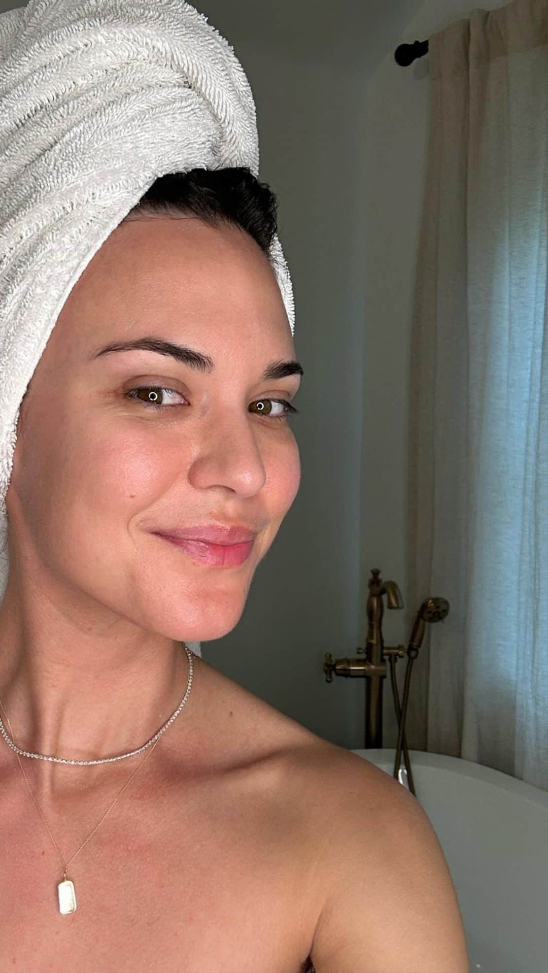 オデット・アナブルのインスタグラム：「As someone who has struggled with their skin for years, let me be the first to tell you that these @bluelagoonskincare products from the Blue Lagoon in Iceland actually work. They are super high performing and sustainable. Every ingredient in these formulas has been harvested without damaging their natural resources. I’ve highlighted my favorites, but the entire line is so good. It’s an investment worth investing in. Trust me. Now, I just have to make it to Iceland to hop in those blue waters and continue the healing 🧖🏻‍♀️ #bluelagoonpartner And for my birthday… 20% off Odette20 🥳」