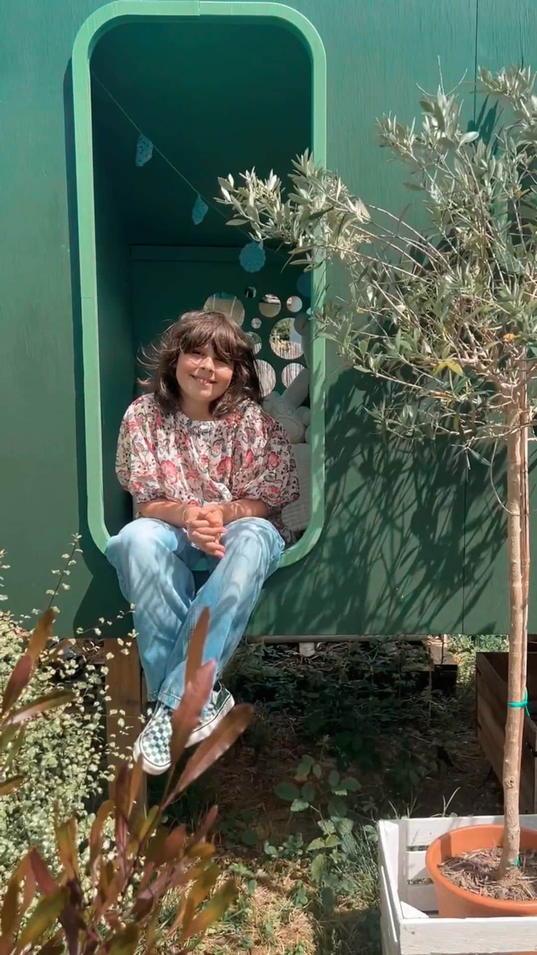 Elisaのインスタグラム：「Une cabane dans le jardin....c’était la promesse faite lorsque j’avais annoncé aux enfants que nous déménagerions. 2 ans et six mois plus tard, les plantes ont poussé (là ou il n’y avait qu’un terrain vague). La cabana a été peinte, s’est dotée d’un bassin mais elle est également meublée. Finalement c’est devenu le territoire exclusif de Mia, Lou elle s’est créée un petit coin ailleurs ou elle dessine. Et moi j’y ai mis ma pâte avec de la déco @numero74_official glanée au fil du temps, quelques fabrications maison et des livres. Je suis d’ailleurs en train de bricoler les prochaines améliorations, j’adore cette idée d’un projet qui évolue au fil du temps. Il vous plaît ce refuge d’enfant?! Moi je l’adore   Je vous embrasse, Elisa」