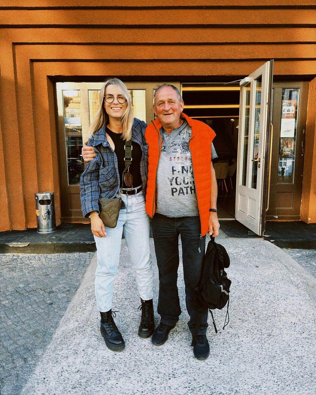 エイドリアン・コレシャのインスタグラム：「Und wenn mein Vati mich bittet, ihm ein Foto seines Blumenstraußes zu schicken, dann denke ich an meine Mutti, die diesen zu ihrem WhatsApp Profilbild machte. Einen Blumenstrauß. Als Profilbild. Gehe ich heute in den WhatsApp-Chat meiner Mutti, so steht da der 14.02.2023 und die Worte “Ja liebe”.   About yesterday. Geburtstag mal anders. #photodump」