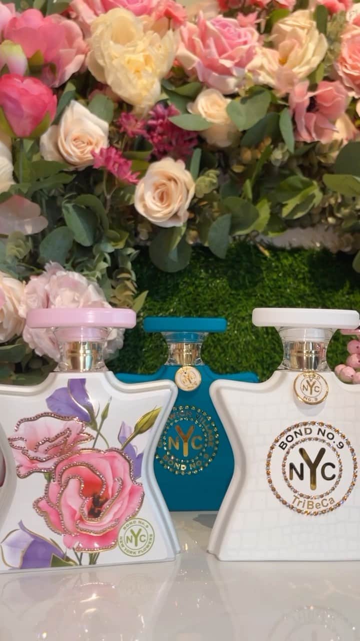 ボンド・ナンバーナインのインスタグラム：「15% Off Online Now with Code: MOM15 👩‍👧‍👦Show mom how much she means to you! There's no better way to celebrate Mother's Day than with a gift from @bondno9ny 💖💖   #mothersdaygift #mothersdaywithbondno9 #bondno9newyork #nyc  #scentsofnewyork」