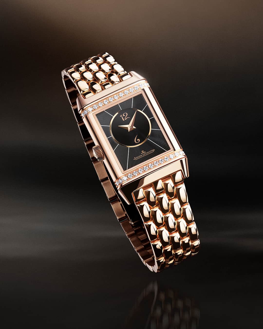 ジャガールクルトのインスタグラム：「Watchmaking Femininity. #Reverso _ Reverso Classic Duetto Designed, made and assembled in our Manufacture _ Precious, feminine, and seductive with its pink gold and diamond finish, the Reverso Duetto offers its wearer two different faces. This authentic gem of a watch will delight all lovers of timeless feminine beauty. _ #JaegerLeCoultre #Reverso #TheWatchmakerOfWatchmakers」