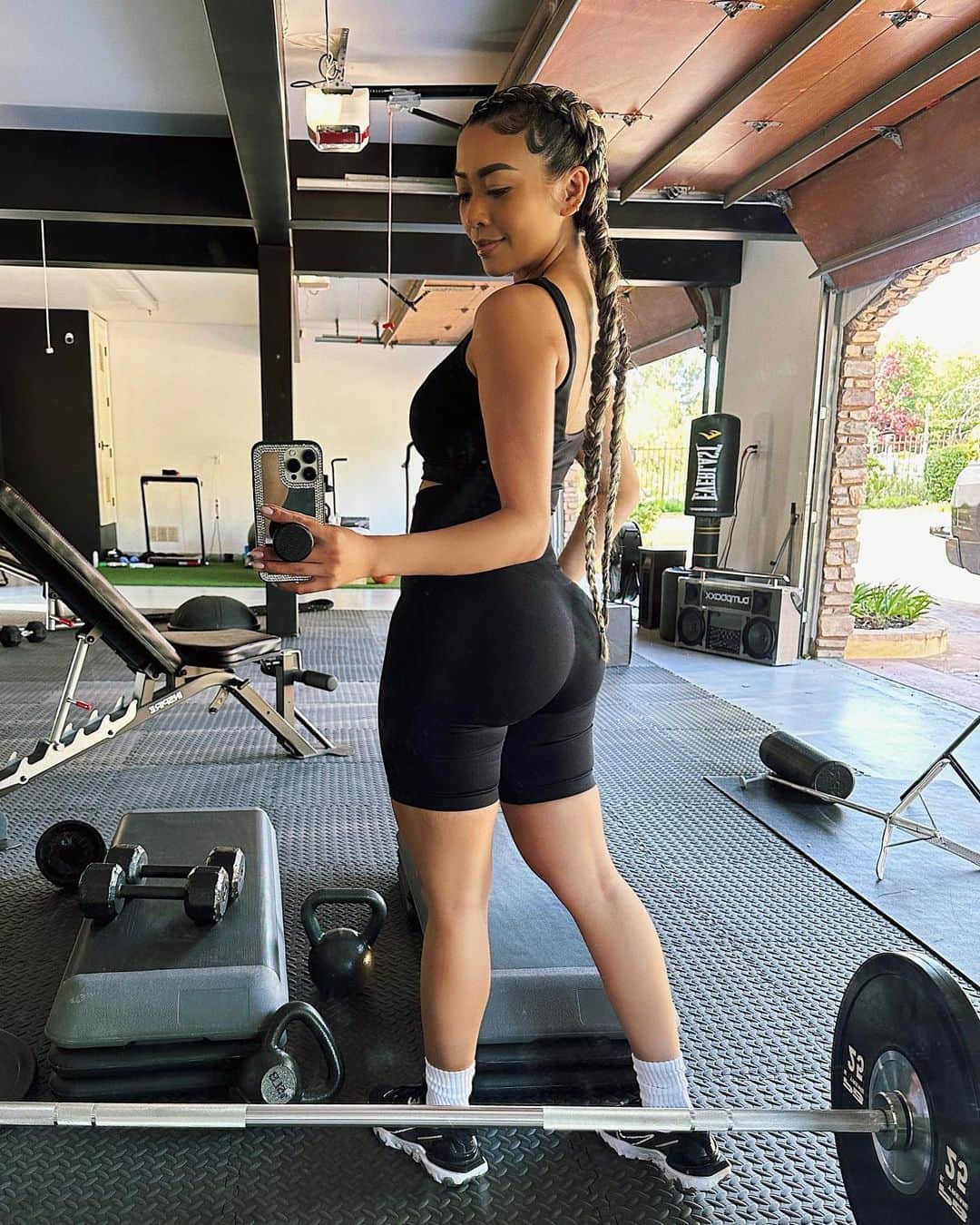 リアン Vのインスタグラム：「You are your own competition 🔥 @lianevfitness Workout/ Shapewear set from @shoplianev」