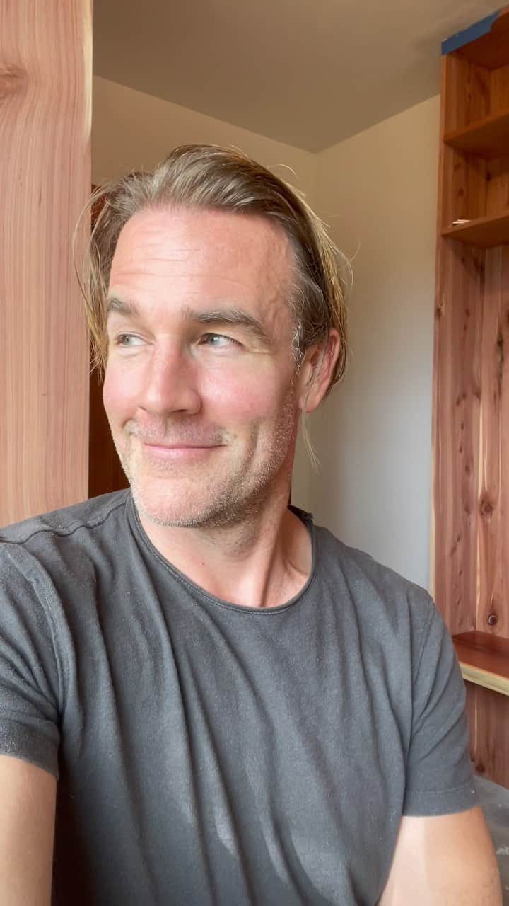 ジェームズ・ヴァン・ダー・ビークのインスタグラム：「#mudroom renovation!!! Finally dialed in the room we walk through every day.  It’s amazing what kind of junk you stop noticing just because it’s there all the time.  And it really is incredible how different you can feel by putting conscious time, energy, and creativity into a space in your home.  Grateful for these little bits of “spiritual technology” like #fengshui (via @soulsmirror) which offer a structure for focused intention - which, if you believe in it… is kinda’ magic.  @fragmentsidentity… ready for your finishing touches 😊  #renovation #DIY #Cedar #mudroomdesign #mudroommakeover」