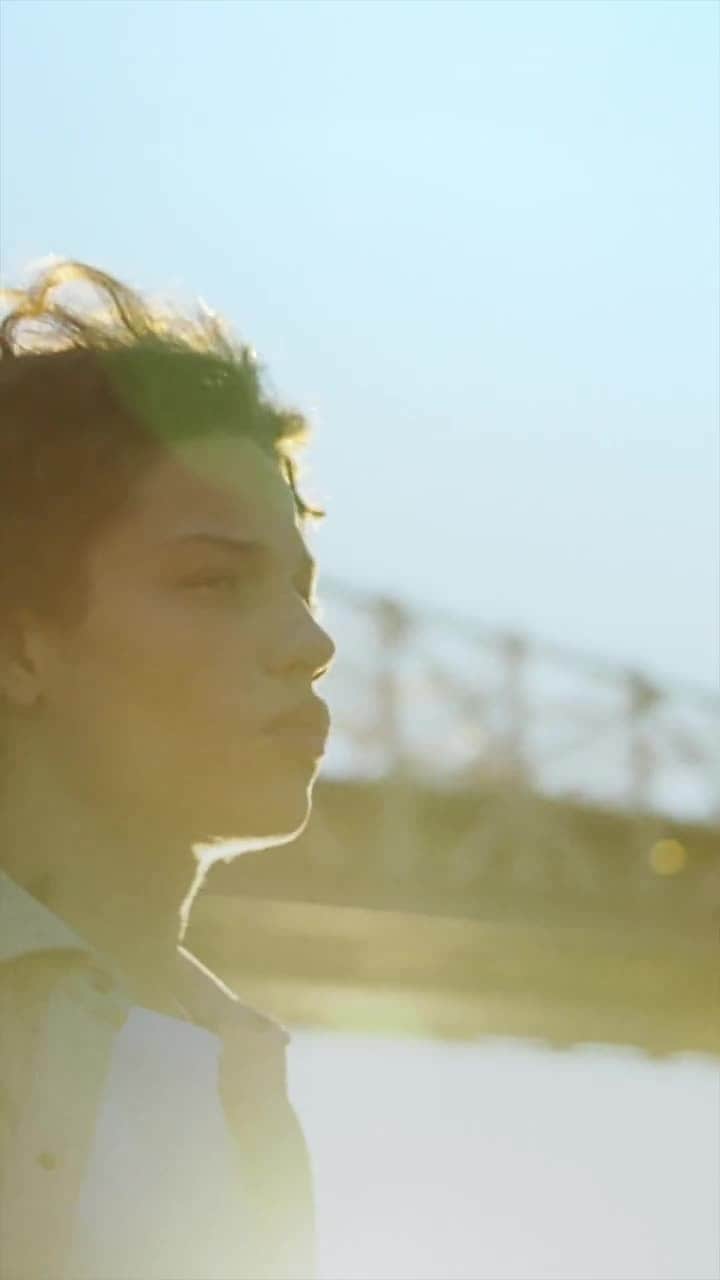 DKNYのインスタグラム：「Soaking in the golden hour at Queensbridge Park.   #IFEELDKNY」