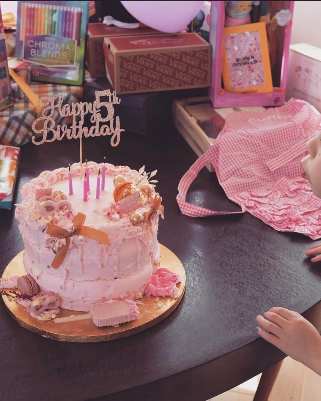 セス・カリーのインスタグラム：「baby girl turned five! the most curious, hilarious, kind, loud, fun, goofy and lovable girl in the world. TIME S L O W DOWN!」