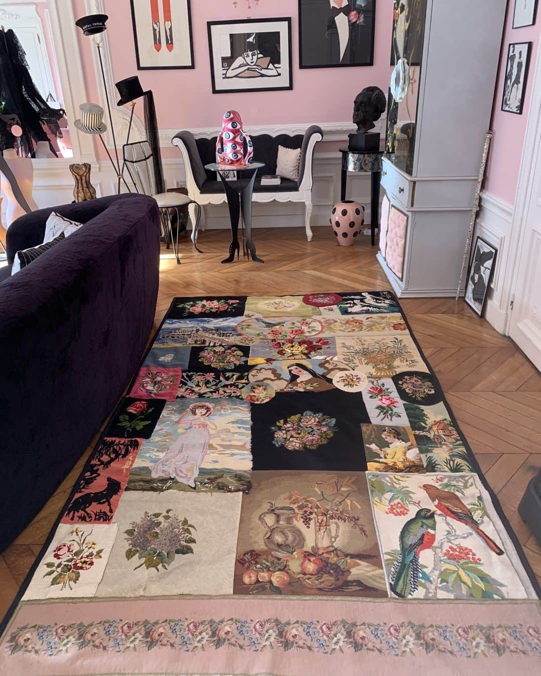 シャンタルトーマスさんのインスタグラム写真 - (シャンタルトーマスInstagram)「Très fière de mon nouveau tapis réalisé avec des petites tapisseries chinées depuis un moment dans les brocantes ♥️  Contact @chantalthomass @fantasticcommunication @nicolasdalsasso & @charthurlemoinedelasalle   #fashionweek #style #parisianlifestyle #vintagechantalthomass #instagram #icon #90srunway #fashion #80s #fantasticcommunication #decorationinterieur #insta #instapic #90soutfit #fashionnova #fashion  #instagram #vintage #madamechantalthomass #chantalthomass #90s #realchantalthomass #fashionmuseum #parisfashionweek #fashion #instagramers #chantalthomassaddict #chantalthomasstyle #museum  #fashionblogger #hautecouturedress #chantalthomassvuepar #instadeco」5月11日 2時16分 - chantalthomass