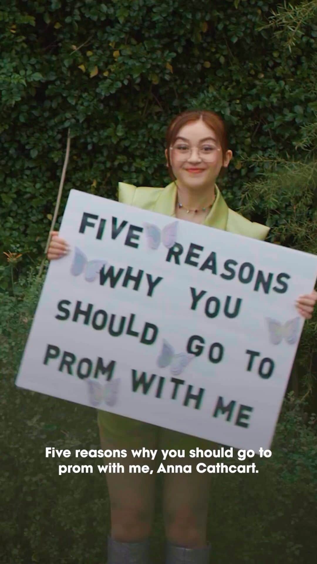 Teen Vogueのインスタグラム：「Will you go to prom with @annacathcart? 👀🙏✅ Get to know our May cover star at the link in bio 🌻🌸💕  Director: @loganakira_ Director: @amalielikefamily Video Producer: @madisoncoffey Video AP: @rafaelvasquezactor DP: @bradwickham Sound: @__eulalie__ Gaffer: @alfonsoxox Editor: @samantha.divito Production Assistant: @kourosmaghsoudi  Vídeo PA: @shariffawilson」