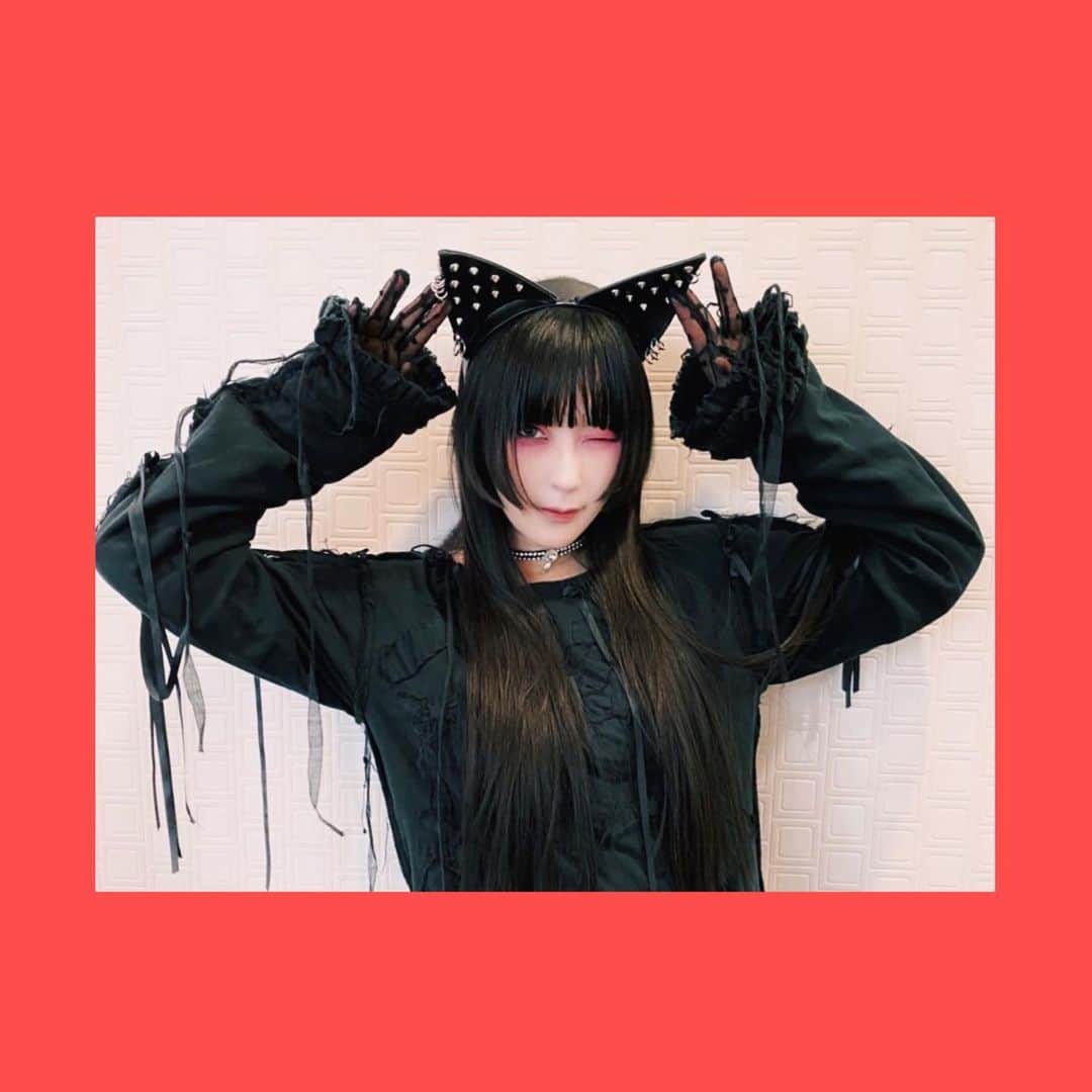 DAOKOのインスタグラム：「5月10日、 #椎名林檎と彼奴等と知る諸行無常 千秋楽‼︎‼︎ お伺いさせて頂きました。 「意識 ～Consciously～ (Shinichi Osawa Remix feat. Daoko)」LIVEヴァージョンの映像に、 どでかニャンコ🐈‍⬛として参加させて頂きました(いらっしゃった方にだけわかる😳⁇!) 嬉しみと感慨深さ(少しの恥ずかしさ)の狭間で悶えながらどでかダヲコを鑑賞…。 未だ自分に何が起こっているのか…ややdreaming…🌃 ここのところの心情にやさしく寄り添ったり、 時には力強く背中を叩いてくれるような公演に 涙がちょろり！最後はにっこり☺️ 林檎さんは本当、私にとって特別な方です‼︎  『ﾀ” ｦ ｺ は  　　し ょ き” ょう む し”ょ う を て に い れ た ！』  #椎名林檎  #🍎 #🐈‍⬛」