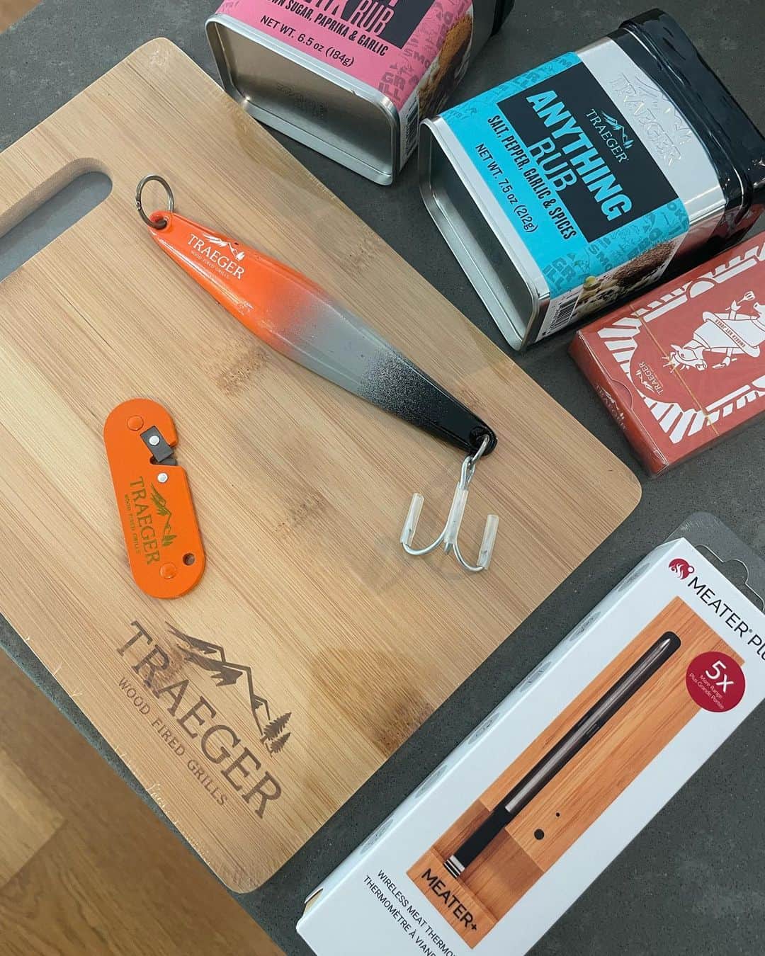 Brent Ehrlerのインスタグラム：「Box of goodies from @tubbysurfs and @traegergrills. The anything rub has already been put to use and the Traeger surface iron will supply me with a delicious yellowtail soon!! 😂🎣」