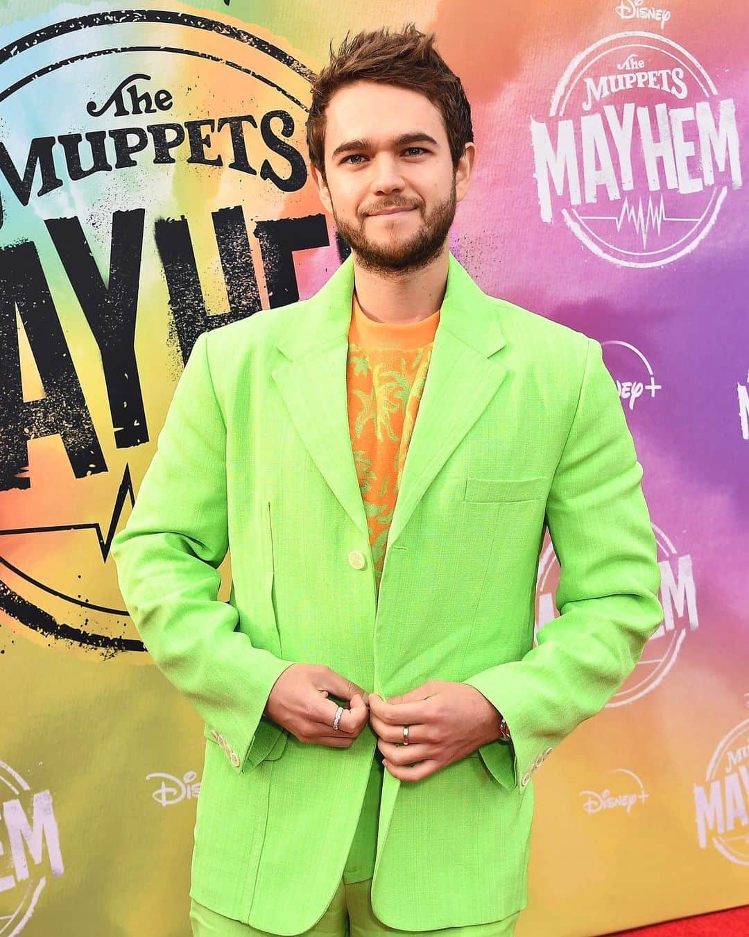 ゼッドのインスタグラム：「finally got to see the band play live last night 🥲 at the premiere of @themuppetsmayhem (streaming now on @disneyplus !!). I’m in a couple episode 🥳. Also thanks so much @fwrdman for arranging a suit for me last second ♥️」