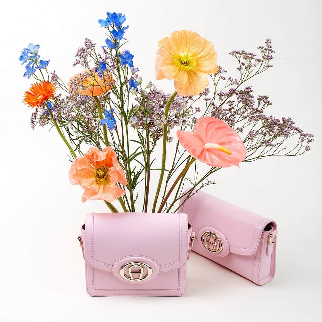 アイグナーさんのインスタグラム写真 - (アイグナーInstagram)「Buy yourself flowers and the #AIGNER Luisa bag in Soft Pink! Tap to shop and discover more at aignermunich.com  #AIGNERSS23 #luxurybag #bagaddict #bagoftheday」5月11日 3時19分 - aignermunich