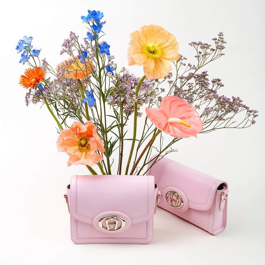 のインスタグラム：「Buy yourself flowers and the #AIGNER Luisa bag in Soft Pink! Tap to shop and discover more at aignermunich.com  #AIGNERSS23 #luxurybag #bagaddict #bagoftheday」