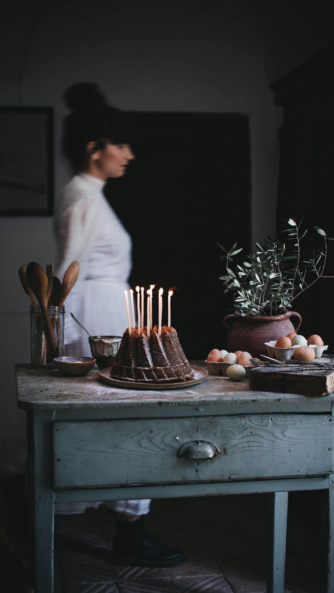 Linda Lomelinoのインスタグラム：「Banana cake with hot butterscotch sauce (served with vanilla ice cream)🔥 for my session at Photomorphosis workshop with @yagobruna, @carolina_ferrer_ and @adelasterfoodtextures 🤍 Styled with incredible ceramic pieces from @caterina_roma ✨ And thank you @federicabarbaranelli for letting me wear your beautiful dress!  @micha.diot @justine.robineau @sassmatazz @posing_forks @ayambass @traxler_julia @a.moment.in.thyme @ruthribeaucourt @aurore.pelisson」