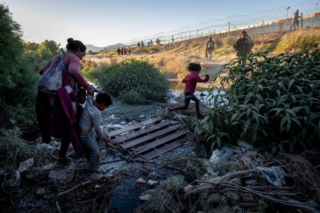 TIME Magazineさんのインスタグラム写真 - (TIME MagazineInstagram)「Migrants are bracing for the end of Title 42.  Pulitzer-prize winning photographer John Moore has covered the Southern border and immigration for many years. He took these photos along the border in El Paso, Texas on May 8 and 9, days before the end of Title 42.  Link in bio.  Photographs by John Moore (@jbmoorephoto)—@gettyimages」5月11日 3時38分 - time
