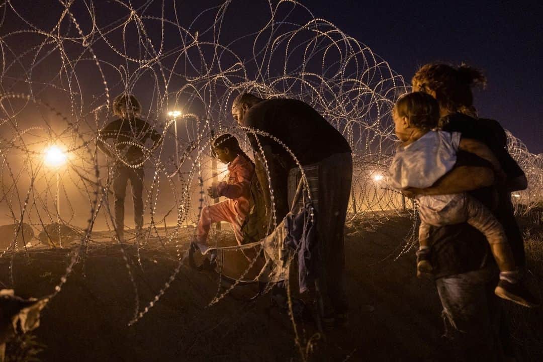 TIME Magazineのインスタグラム：「Migrants are bracing for the end of Title 42.  Pulitzer-prize winning photographer John Moore has covered the Southern border and immigration for many years. He took these photos along the border in El Paso, Texas on May 8 and 9, days before the end of Title 42.  Link in bio.  Photographs by John Moore (@jbmoorephoto)—@gettyimages」