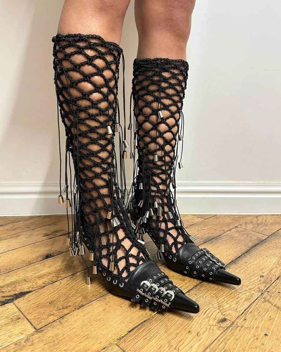 Fashion Weekのインスタグラム：「A melting pot of footwear styles. #DesignerDiscovery: ‘Gui Rosa (@guigui0sa) is a London based designer who specializes in crochet and knitwear.  Their design ethos materializes when historically feminine materials such as crochet are paired with unexpected articles of clothing and footwear. The shoes pictured evoke a slinky second skin style which simultaneously conceals and exposes.」