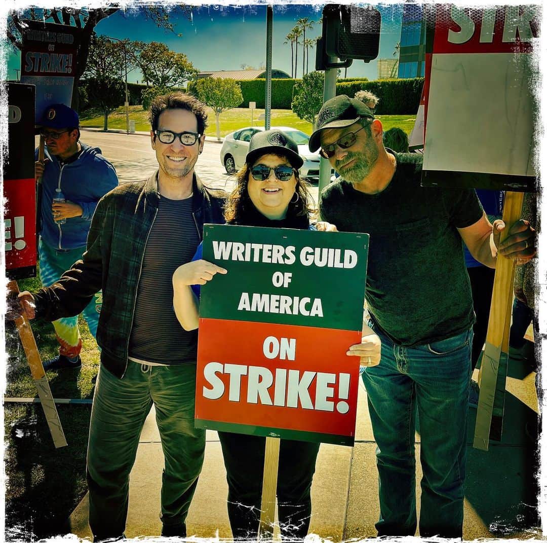 ロブ・モローのインスタグラム：「Walking the line w/my cousin #LizKruger and her husband #CraigShapiro In solidarity w/the #WGA」