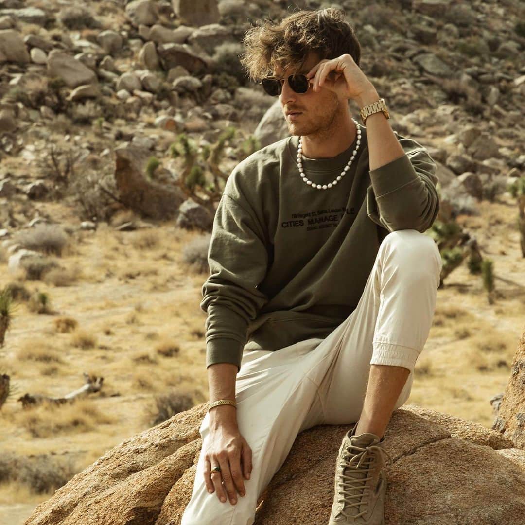 ナイアラヤのインスタグラム：「Revamp your spring style with our men‘s pearl collection. Add a touch of edge to any outfit. 📷 @meirr」