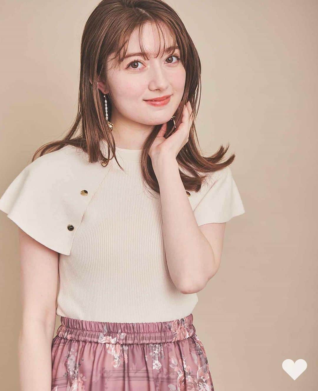 Fleur Fleurのインスタグラム：「超多客人上嚟門市🥳📍 歡迎各位上嚟門市參觀 今個星期四五六都係由下午一點收夜晚九點  歡迎上嚟門市睇衫試身 香港驟暖還寒寒嘅嘅天氣真係搞唔掂 所以呢幾日真係特別多客人 上嚟買外套同埋夏天cardigan!  上嚟睇啦全部都現貨發售  新作全部有八折 購買兩件可享免費順豐送貨服務 香港同埋澳門嘅客人都歡迎WhatsApp 直接訂購🔥🔥🔥: 5572-9458 門市地址: 恩平道52號2樓A室(希慎廣場步行1分鐘)」