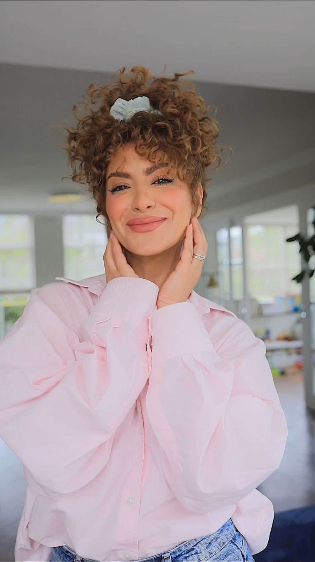 Sarah Angiusのインスタグラム：「scrunchy & curls = match made in heaven🍓🌻💕」