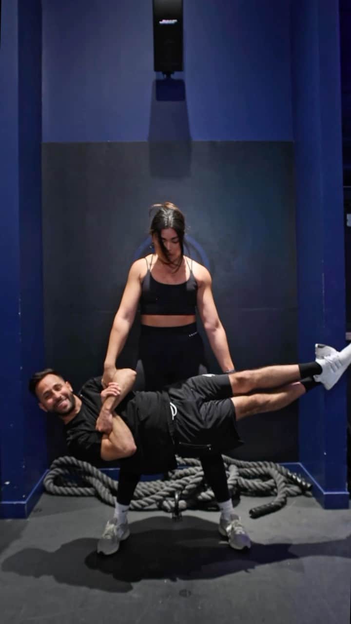 Anwar Jibawiのインスタグラム：「Couples that train together, stay together 💪🏼❤️ @youngla」